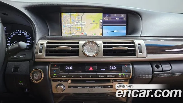Lexus LS 2015 thumb 11