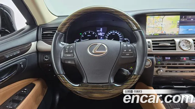 Lexus LS 2015 thumb 12