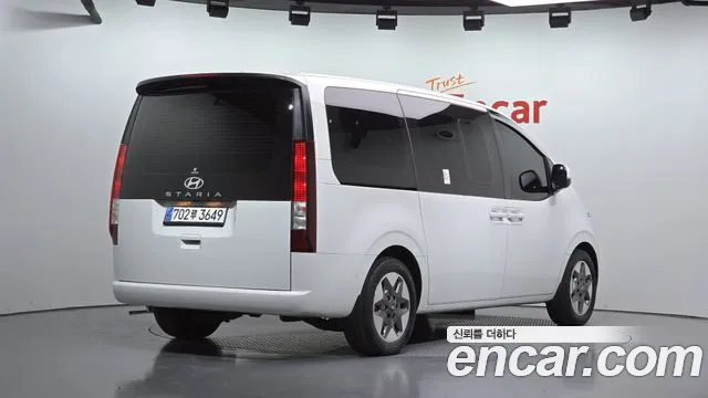 Hyundai Staria 2025 thumb 2