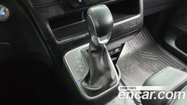 Hyundai Staria 2025 thumb 9