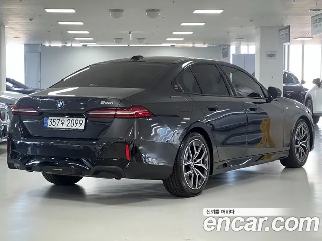 BMW 5-Series 2024 thumb 2