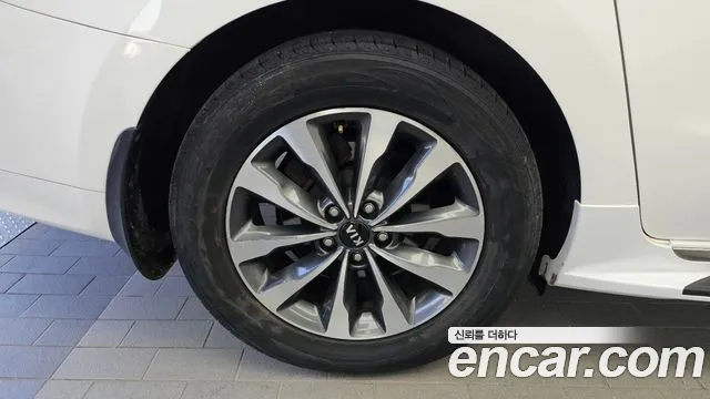 Kia Carnival 2015 thumb 5