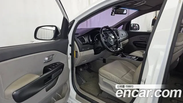 Kia Carnival 2015 thumb 10