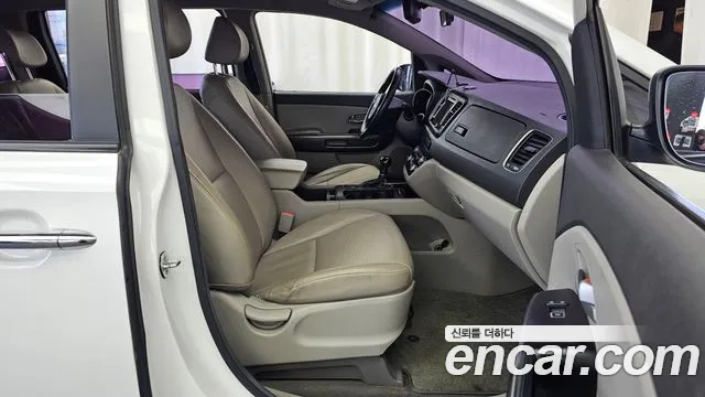 Kia Carnival 2015 thumb 11