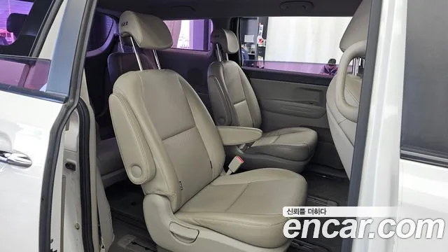 Kia Carnival 2015 thumb 12