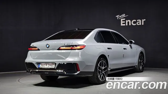 BMW 7-Series 2023 thumb 2