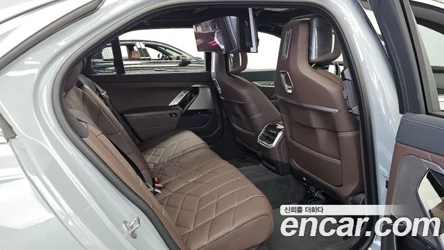 BMW 7-Series 2023 thumb 12