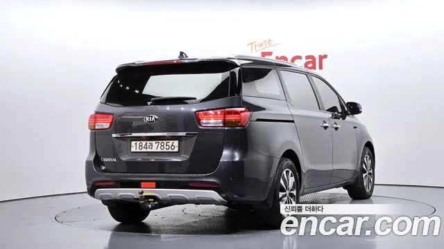 Kia Carnival 2017 thumb 2