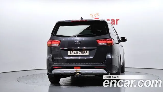 Kia Carnival 2017 thumb 4