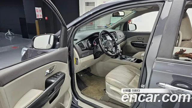 Kia Carnival 2017 thumb 10