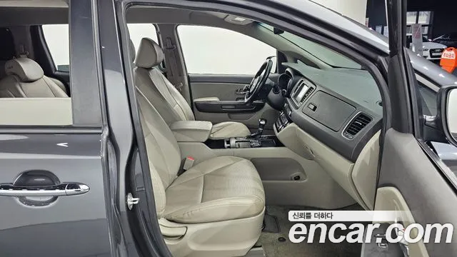 Kia Carnival 2017 thumb 11