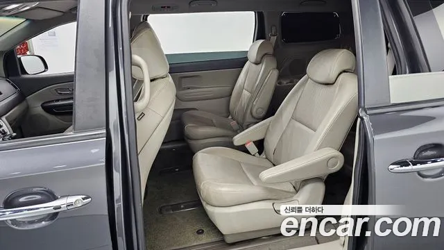 Kia Carnival 2017 thumb 12