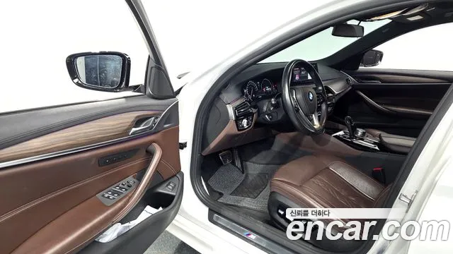 BMW 5-Series 2018 thumb 10