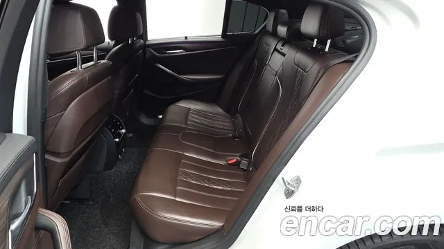 BMW 5-Series 2018 thumb 11