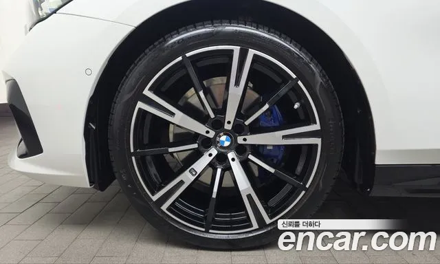 BMW 5-Series 2024 thumb 4