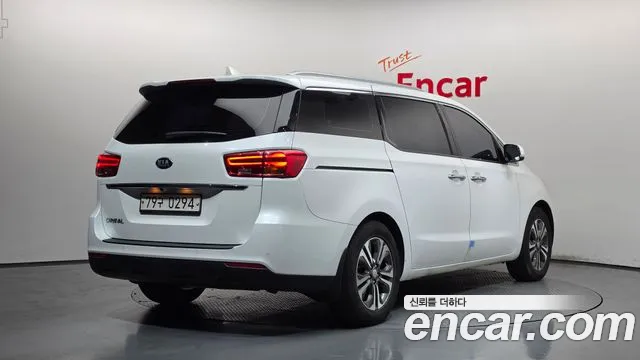 Kia Carnival 2018 thumb 2