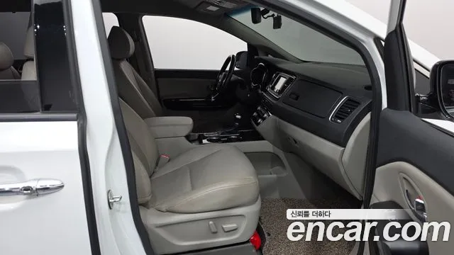 Kia Carnival 2018 thumb 11