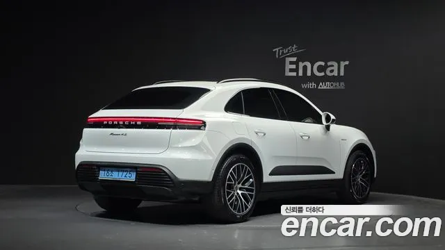 Porsche Macan 2025 thumb 2