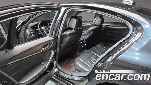 BMW 5-Series 2017 thumb 11