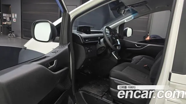 Hyundai Staria 2024 thumb 10