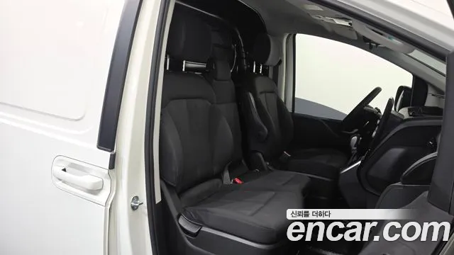 Hyundai Staria 2024 thumb 11
