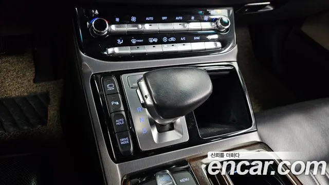 Genesis G90 2016 thumb 9