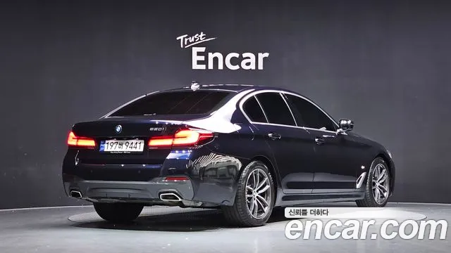 BMW 5-Series 2023 thumb 2