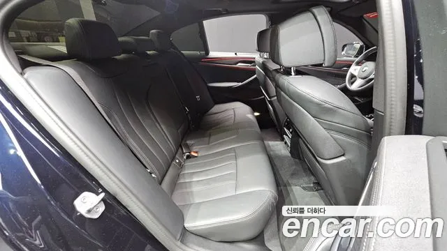 BMW 5-Series 2023 thumb 12