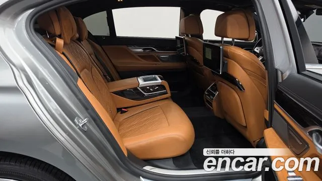 BMW 7-Series 2020 thumb 12