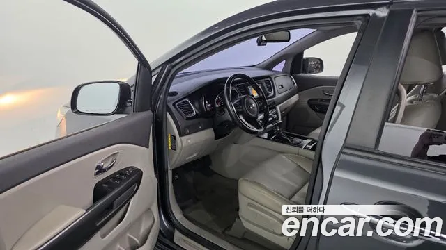 Kia Carnival 2018 thumb 10