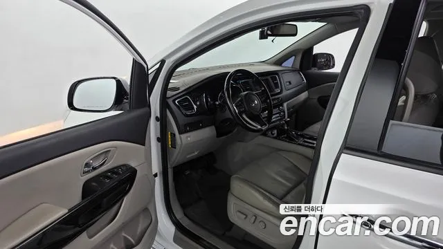 Kia Carnival 2019 thumb 10