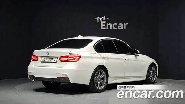 BMW 3-Series 2018 thumb 2
