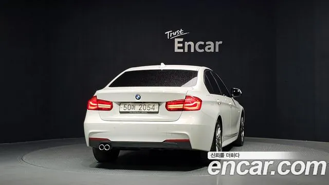 BMW 3-Series 2018 thumb 4