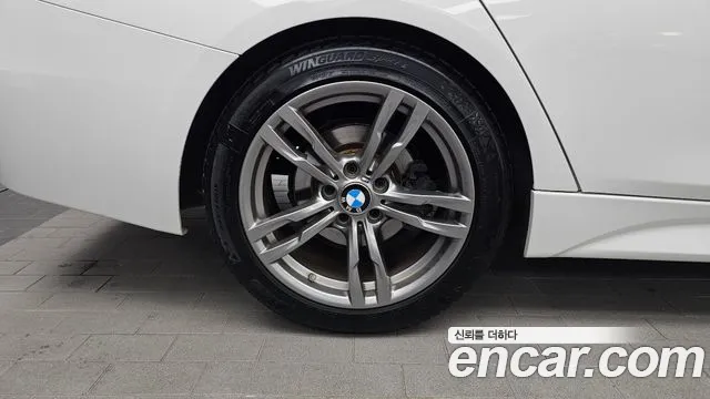 BMW 3-Series 2018 thumb 5