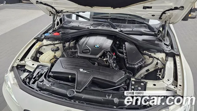 BMW 3-Series 2018 thumb 6