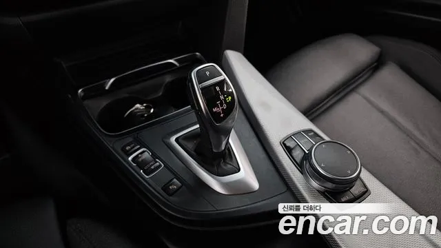 BMW 3-Series 2018 thumb 9