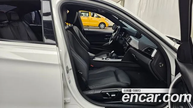 BMW 3-Series 2018 thumb 11