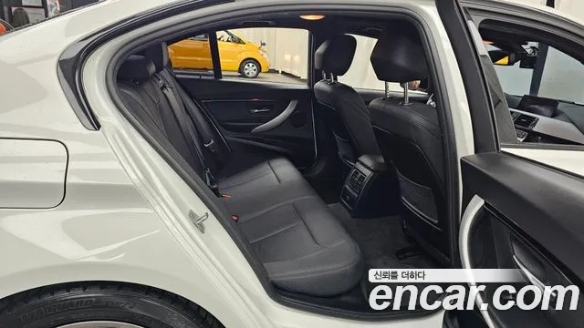 BMW 3-Series 2018 thumb 12