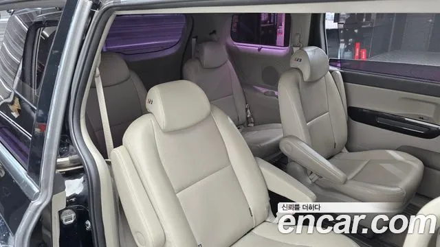 Kia Carnival 2017 thumb 11