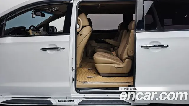 Kia Carnival 2017 thumb 10