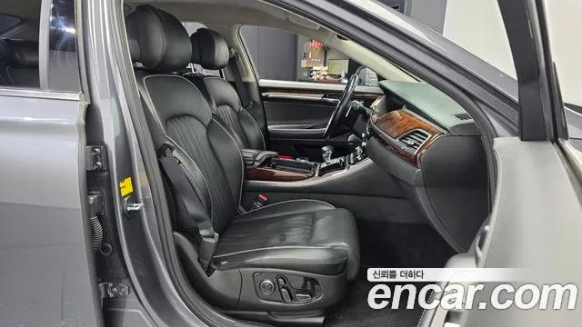 Genesis G90 2016 thumb 10