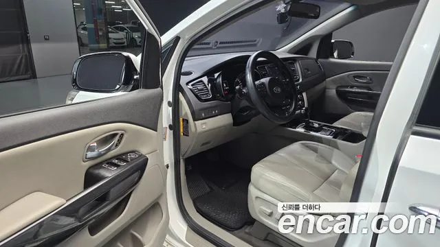 Kia Carnival 2014 thumb 10