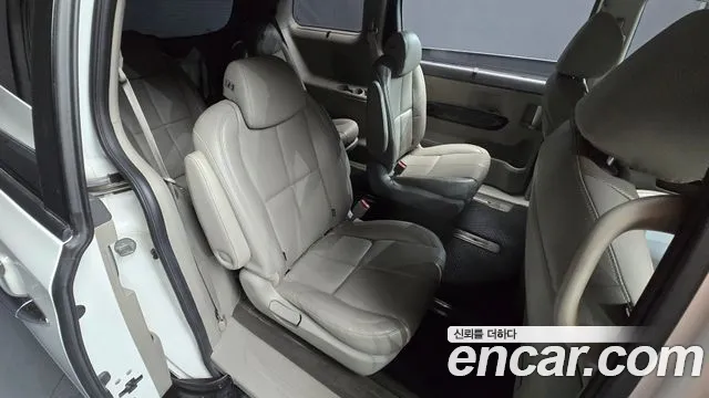 Kia Carnival 2014 thumb 11
