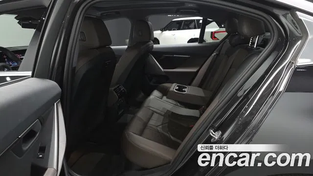 BMW 5-Series 2024 thumb 11