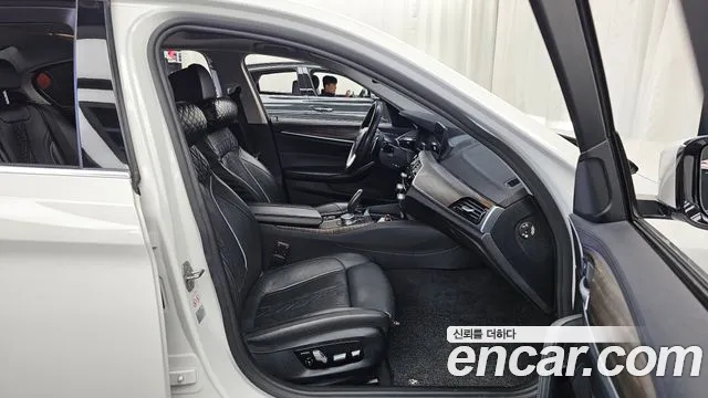 BMW 5-Series 2019 thumb 11