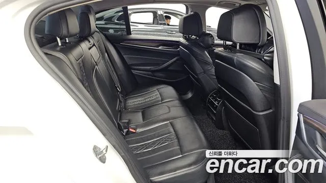 BMW 5-Series 2019 thumb 12