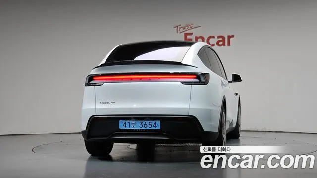 Tesla Model Y 2026 thumb 3