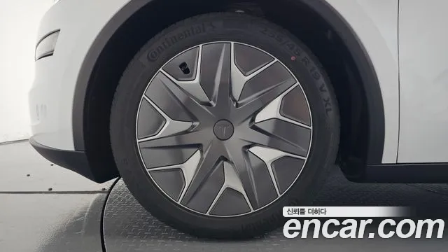 Tesla Model Y 2026 thumb 4