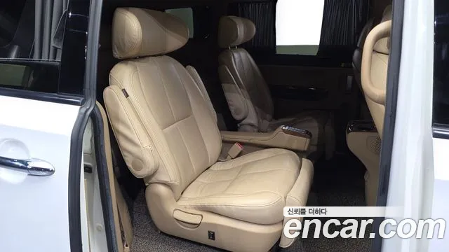 Kia Carnival 2015 thumb 11