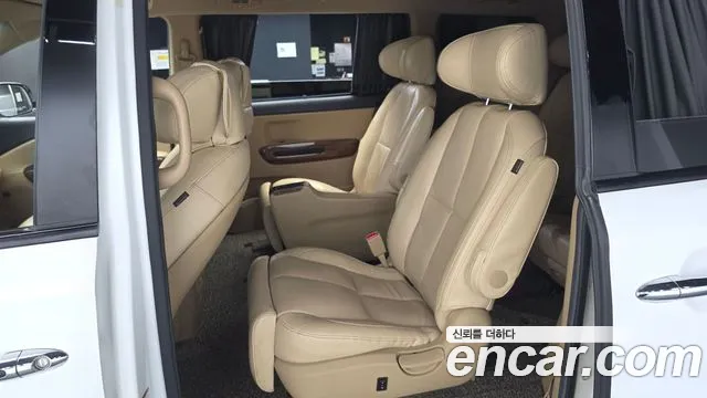 Kia Carnival 2015 thumb 12